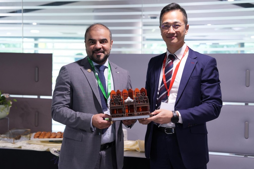 CHAN Tung (Right) and Colonel Mr. Ahmad ALMANSOORI, Deputy Head of National Central Bureau UAE / Ministry of Interior UAE conduct bilateral meeting.
