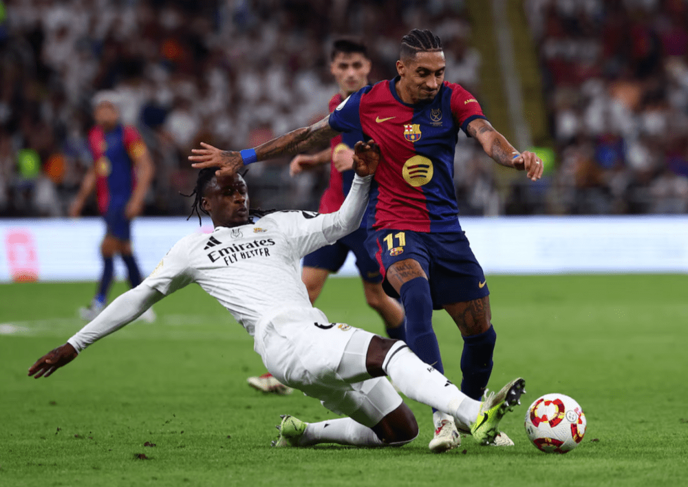 Real Madrid's Eduardo Camavinga in action with FC Barcelona's Raphinha. (REUTERS/Pedro Nunes)