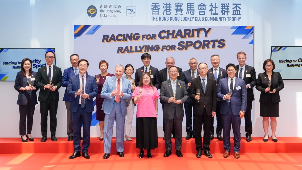 Officiating guests, Club Stewards and members of the Club’s Board of Management toast the success of The Hong Kong Jockey Club Community Day.