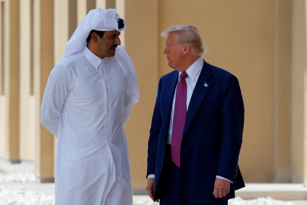  U.S. President Donald Trump talks with Qatar's Emir Tamim bin Hamad Al Thani as he departs Al Udeid Air Base, en-route to Abu Dhabi, United Arab Emirates, in Doha, Qatar, May 15, 2025. REUTERS/Brian Snyder/File Photo 