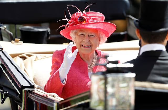 Britain's Queen Elizabeth waves to the crowd as she arrives before the start of the racing (Horse Racing - Royal Ascot - Ascot Racecourse, Ascot, Britain - June 21, 2018). (REUTERS/Peter Nicholls/File Photo)