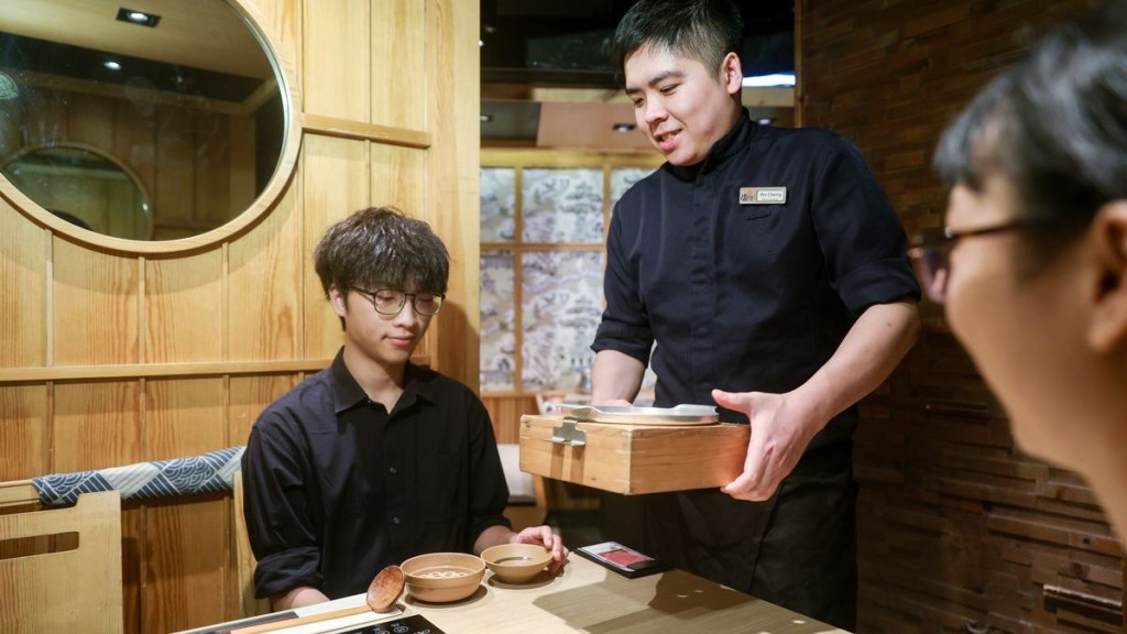 Cheng Chin-wa has his own unique philosophy on service, often delighting customers with his thoughtful approach. Cheng Chin-wa has his own unique philosophy on service, often delighting customers with his thoughtful approach.