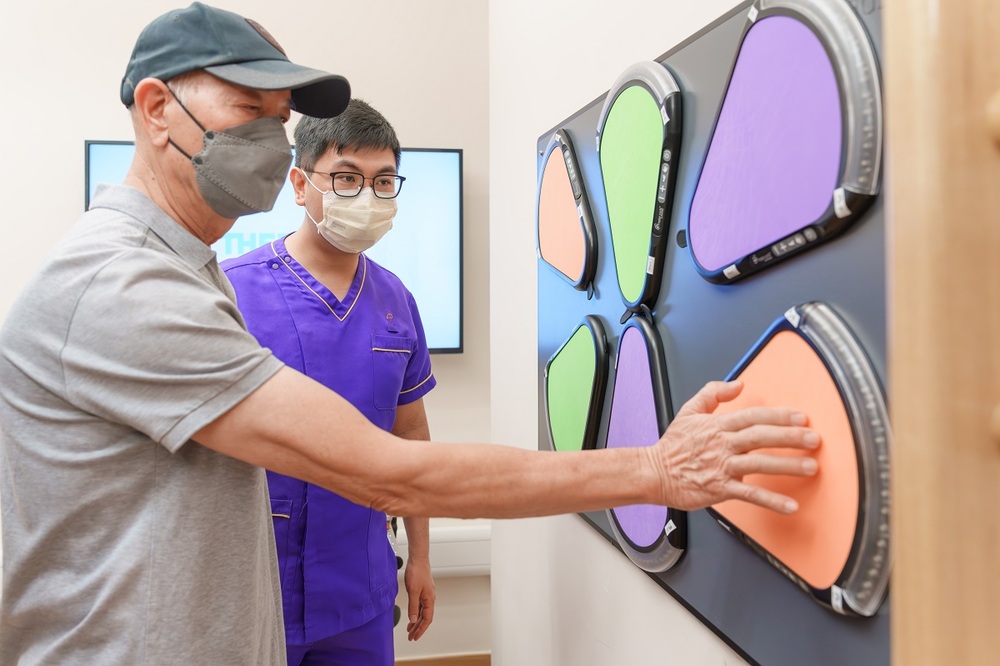 The interactive training pads allow patients suffering from brain damage such as stroke to undergo rehabilitative training. The random light signals can train eye and hand or eye and foot coordination.