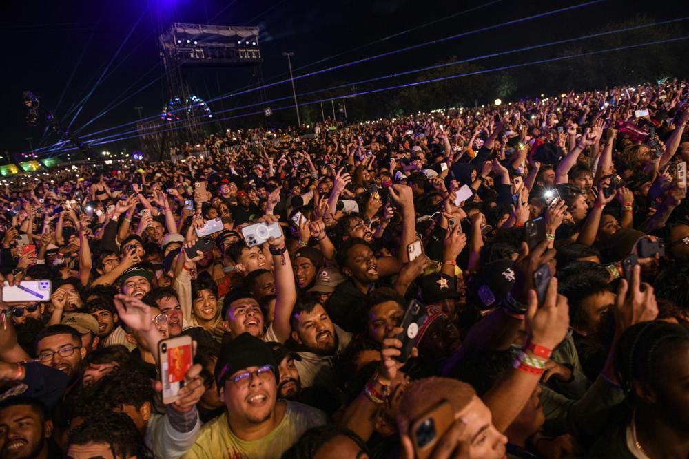 A frenetic crowd of fans. (AP) A frenetic crowd of fans. (AP)