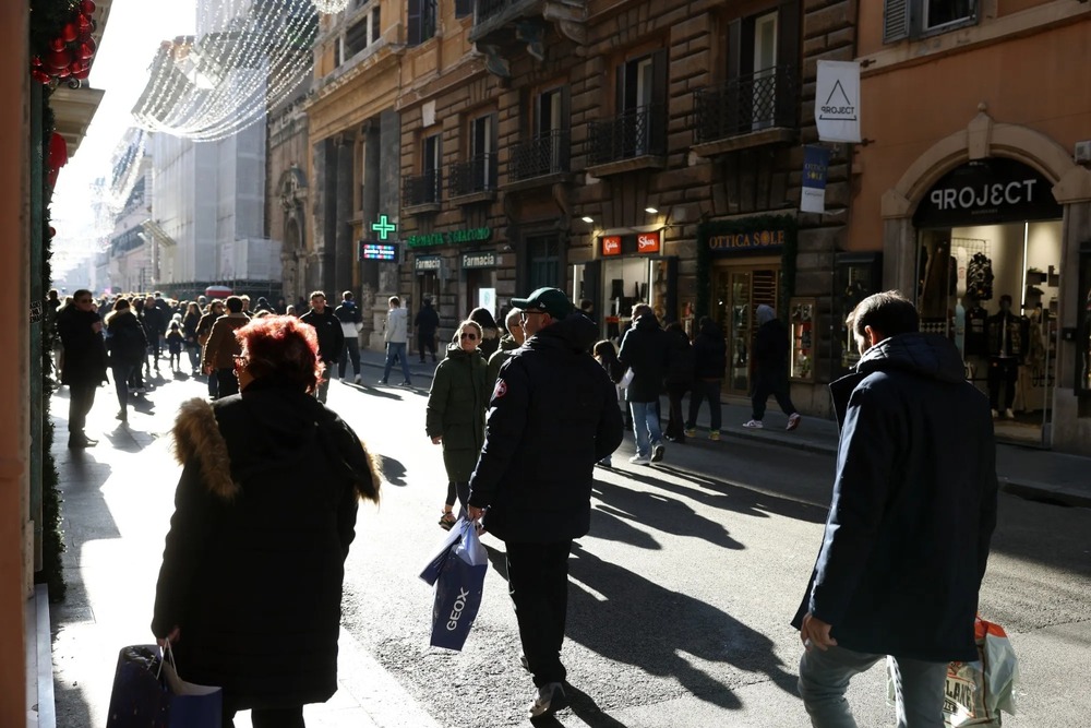 Shoppers in Rome. Bloomberg Shoppers in Rome. Bloomberg
