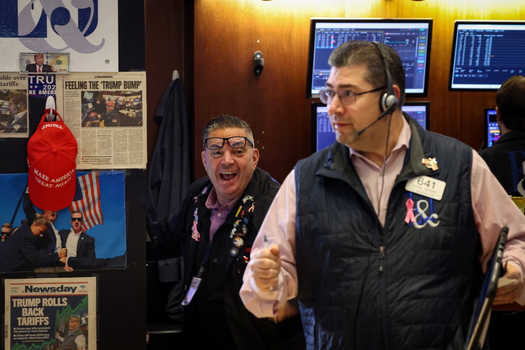 Traders work on the floor at the New York Stock Exchange (NYSE) in New York City, U.S., November 21, 2025.  REUTERS/Brendan McDermid