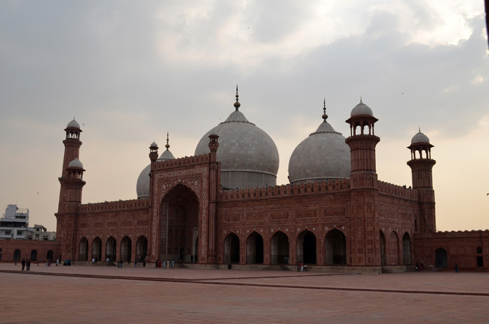 The Badshahi Mosque, or the ‘Imperial Mosque,’ completed in 1673, is one of the largest in the world. (Xinhua)