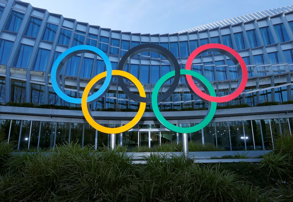  The Olympic rings are pictured in front of the International Olympic Committee (IOC) headquarters during the coronavirus disease (COVID-19) outbreak in Lausanne, Switzerland, January 26, 2021. REUTERS/Denis Balibouse