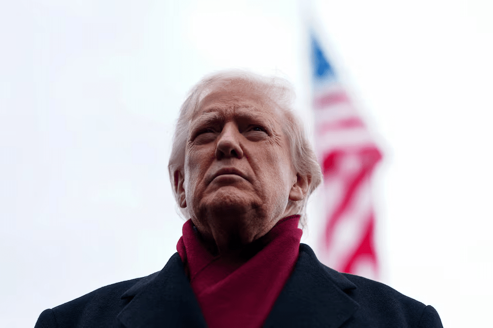 U.S. President Donald Trump looks on as he walks to board Marine One to depart for Joint Base Andrews, from the South Lawn at the White House in Washington, D.C., U.S., November 22, 2025. REUTERS/Aaron Schwartz