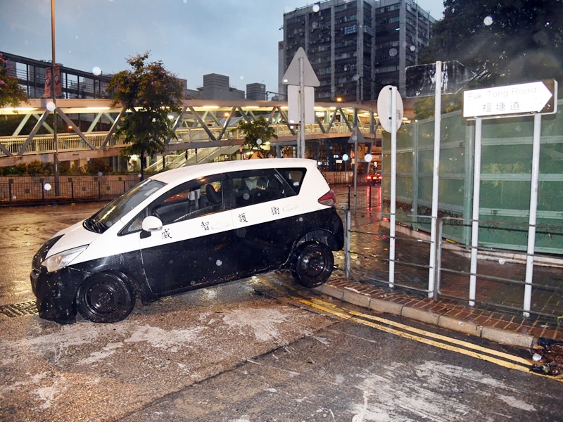Severe flooding floated a security company's vehicle and a taxi at Tsui Ping Road in Kwun Tong. 