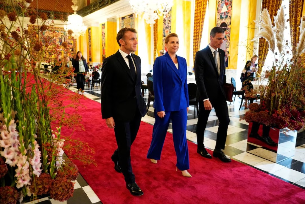  France's President Emmanuel Macron, Denmarks Prime Minister Mette Frederiksen and Spain's Prime Minister Pedro Sanchez arrive for an informal summit in the Danish parliament at Christiansborg Castle in Copenhagen, Denmark, October 1, 2025. Ritzau Scanpix/Mads Claus Rasmussen via REUTERS