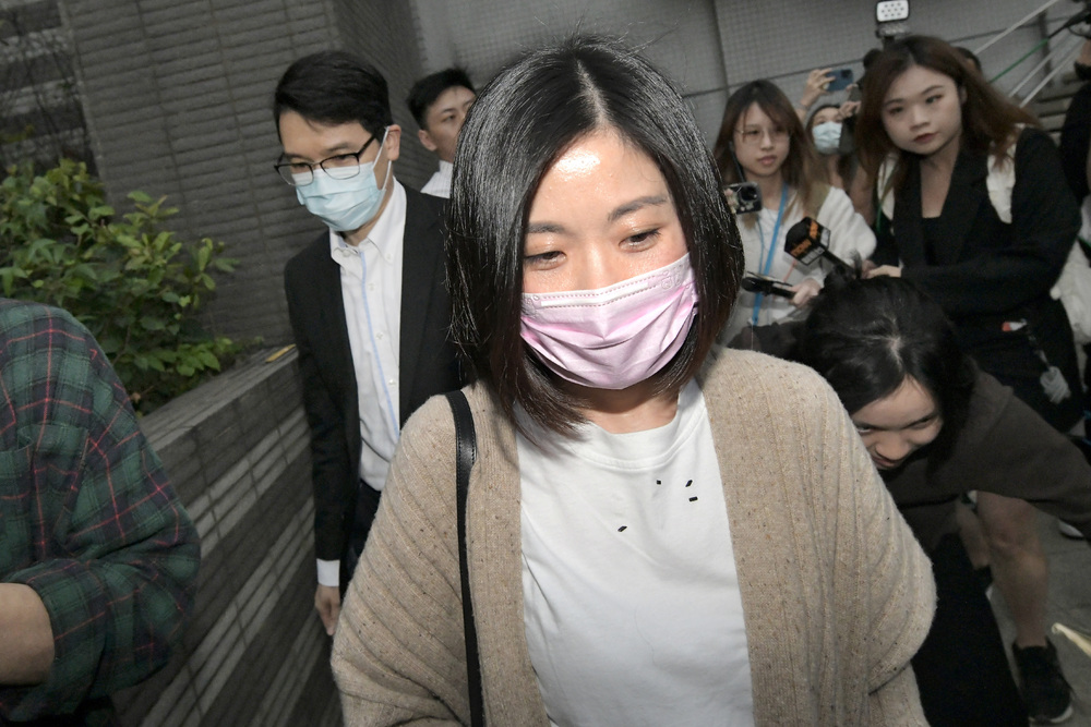 Vivien Chuang Wai-man (front) and her husband Chiu Ming-yu (back) leave the court building on April 6, 2023. Vivien Chuang Wai-man (front) and her husband Chiu Ming-yu (back) leave the court building on April 6, 2023.