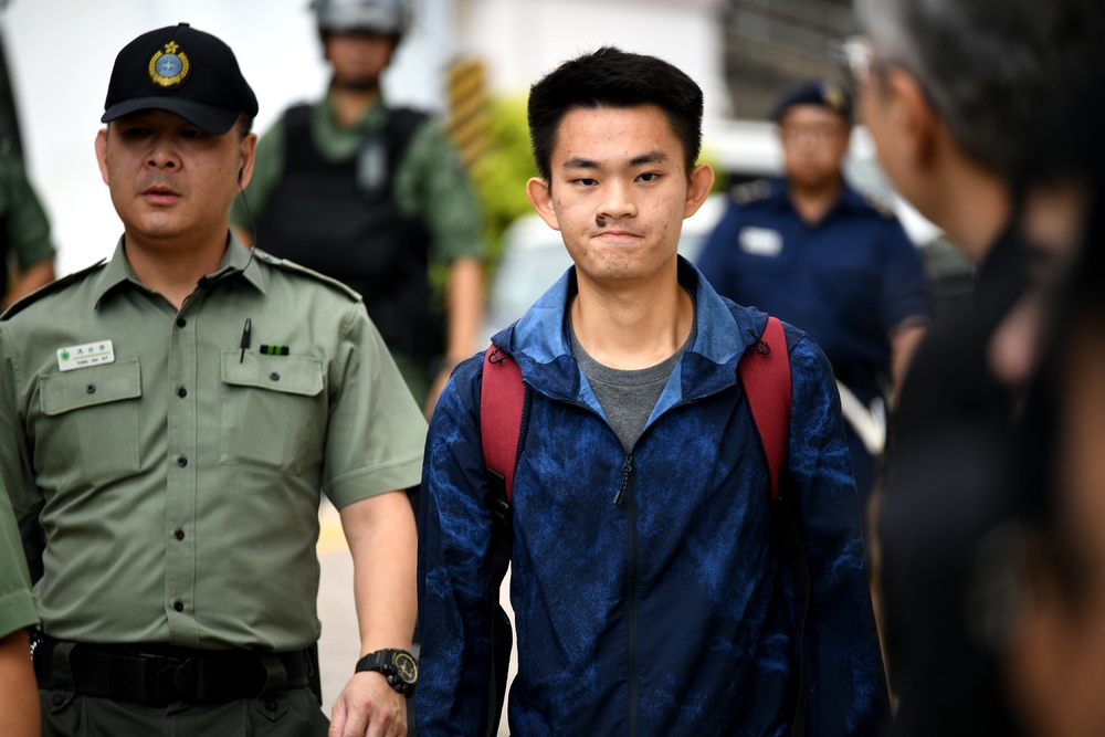 There should be talks for Chan Tong-kai, above, to turn himself over, said Su Tseng-chang. SING TAO, REUTERS There should be talks for Chan Tong-kai, above, to turn himself over, said Su Tseng-chang. SING TAO, REUTERS