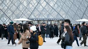 Tourists wait outside the closed Louvre © Blanca CRUZ / AFP
