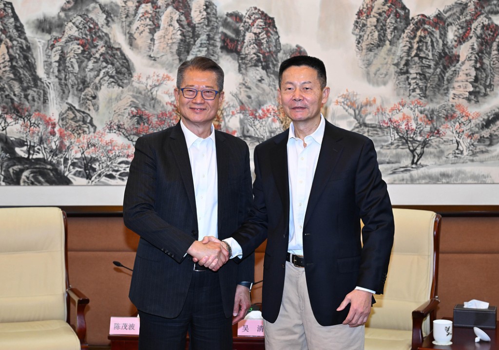 Chan and Chairman of the China Securities Regulatory Commission Wu Qing (Source: Chan's blog)