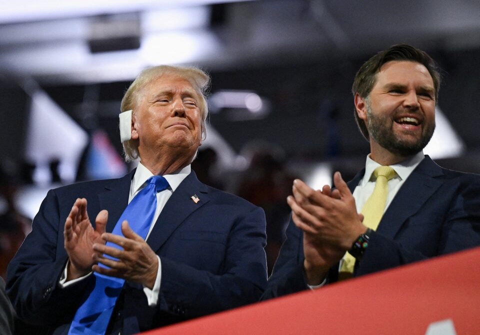 Republican presidential nominee and former U.S. President Donald Trump and Republican vice presidential nominee J.D. Vance applaud on Day 2 of the Republican National Convention (RNC), at the Fiserv Forum in Milwaukee, Wisconsin, U.S., July 16, 2024. REUTERS/Callaghan O'hare/File Photo