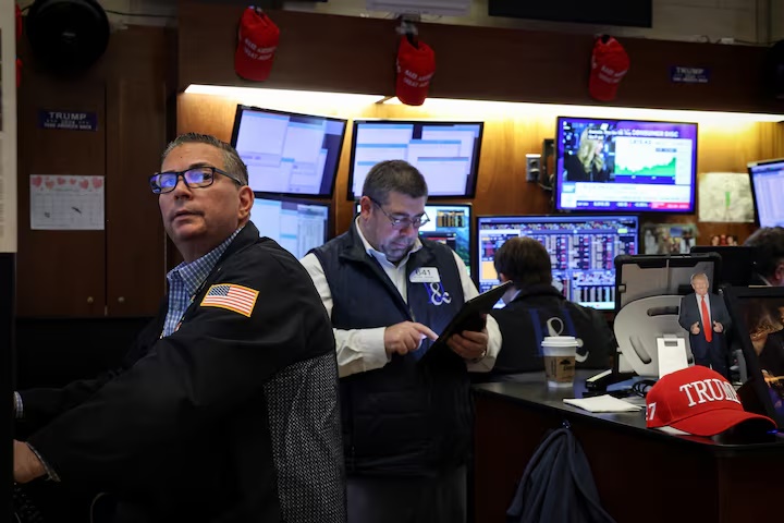 Traders work on the floor at the New York Stock Exchange (NYSE) in New York City, U.S., February 12, 2025. REUTERS/Brendan McDermid/File Photo