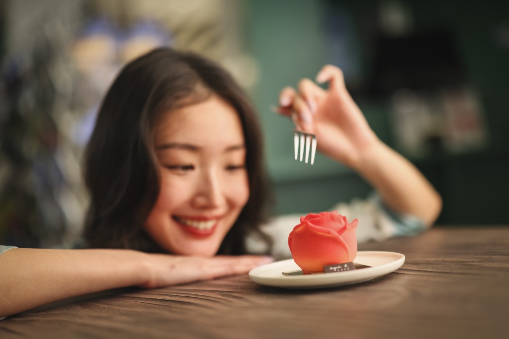 La belle fleur, a rose-shaped dessert combining Bonne Maman’s peach jam, osmanthus honey mousse, hojicha sponge, and almond base.