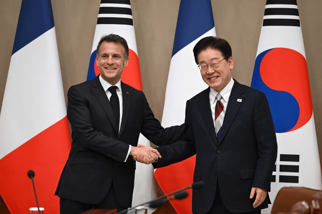 French President Emmanuel Macron (L) shakes hands with South Korean President Lee Jae Myung (R) during their meeting at the presidential Blue House in Seoul on April 3, 2026. JUNG YEON-JE/Pool via REUTERS