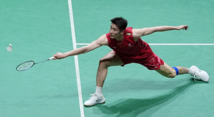 Li Shifeng completed a flawless run where he didn't drop a single game all week. (Xinhua)