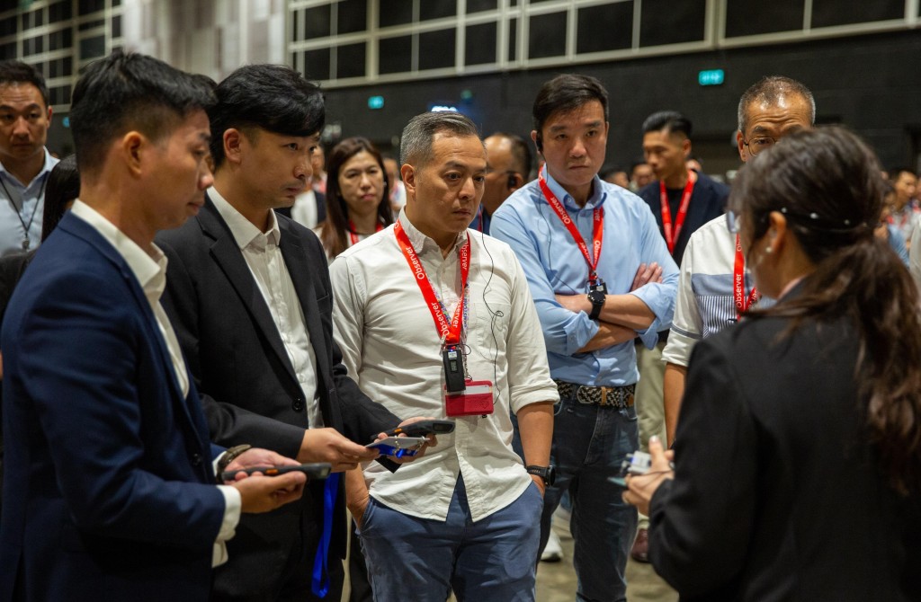 Joe Chow Yat-ming (center) observed the exercise and being briefed. Joe Chow Yat-ming (center) observed the exercise and being briefed.