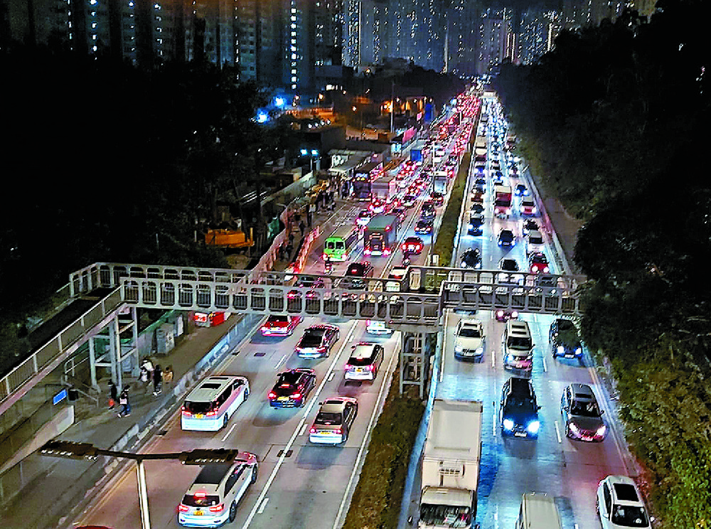 Traffic congestion outside
Tate's Cairn Tunnel. Traffic congestion outside
Tate's Cairn Tunnel.