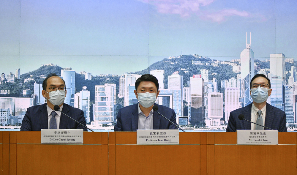 (Left to right) Expert panel co-conveners Lee Cheuk-kwong, Ivan Hung and assistant director of health Frank Chan (Left to right) Expert panel co-conveners Lee Cheuk-kwong, Ivan Hung and assistant director of health Frank Chan