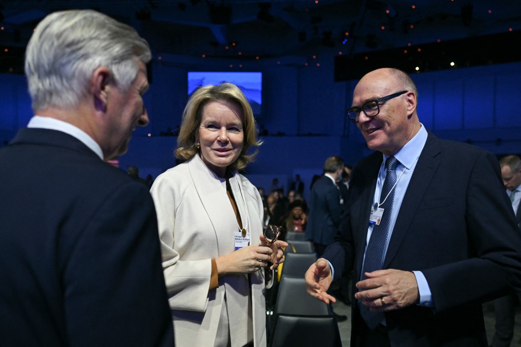 Photo by FABRICE COFFRINI / AFP  King Philippe - Filip of Belgium (L) speaks with Swiss defence minister Martin Pfister (R) and Queen Mathilde of Belgium (C) during the World Economic Forum (WEF) annual meeting in Davos on January 20, 2026.