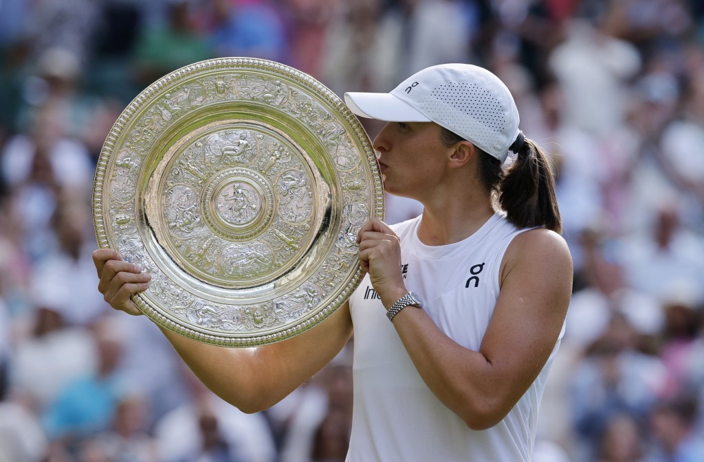 Poland's Iga Swiatek celebrates with the trophy after winning the women's singles final against Amanda Anisimova of the U.S. (Reuters)