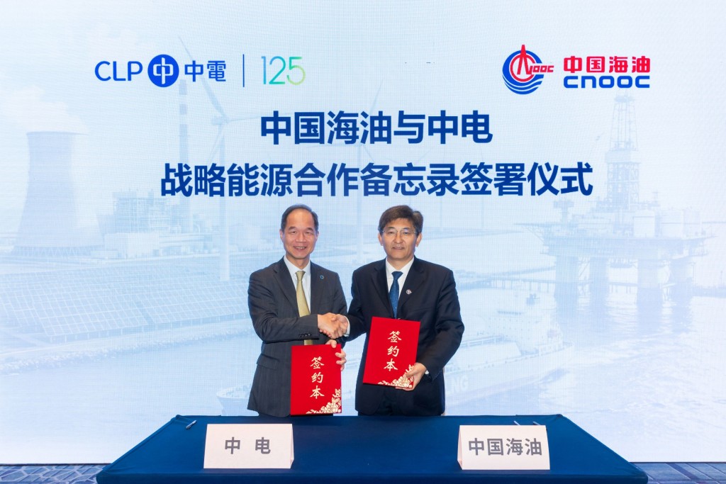 CLP CEO T.K. Chiang (left) and CNOOC vice president Yan Hongtao (right) sign a Memorandum of Understanding to strengthen exchanges and cooperation in the energy sector, supporting Hong Kong’s green and low-carbon transition. CLP