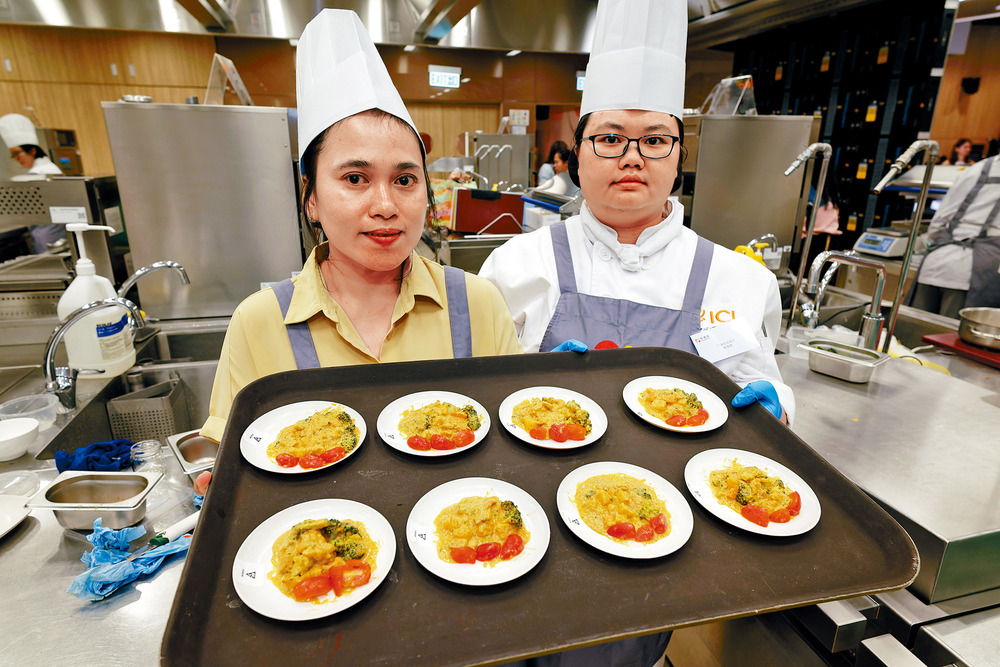 Contestant Winarwit (left) prepares curry chicken with the help of students from the ICI that won the Most Nutritious Award and Public Favorite Award.