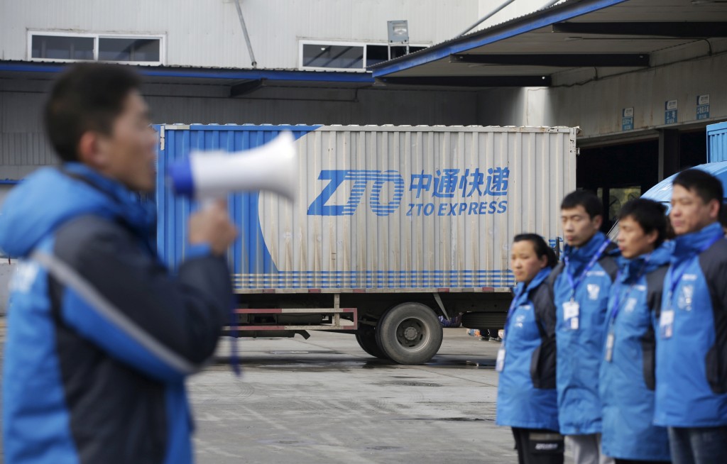 Workers listen to their line manager as he prepares them for the upcoming Singles Day shopping festival, at a sorting centre of ZTO Express, in Chaoyang district, Beijing, China November 8, 2015.      REUTERS/Jason Lee