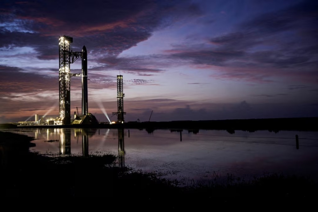  The SpaceX Starship and Super Heavy v3 Booster stand at pad 2 at sunrise before its 13th test flight from the SpaceX launch complex in Starbase, Texas, U.S., July 16, 2026. REUTERS/Steve Nesius 