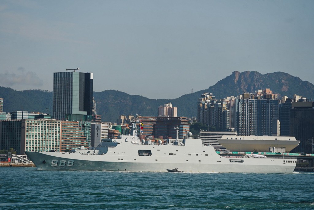 The amphibious transport dock Yimengshan.
