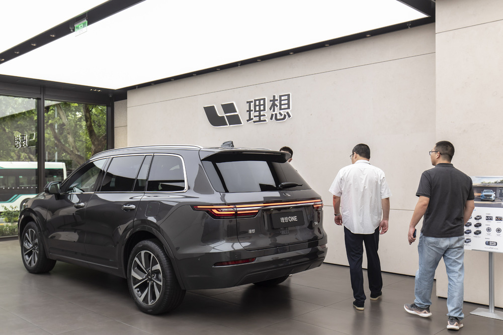 Customers visit a Li Auto showroom in Shanghai. (Bloomberg) Customers visit a Li Auto showroom in Shanghai. (Bloomberg)