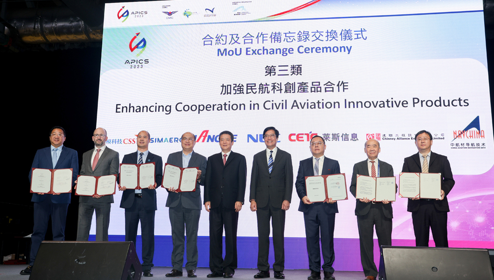 Over 25 companies and organisations exchanged their collaborative agreements on stage in various areas of cooperation, under the witness by guests of honour.