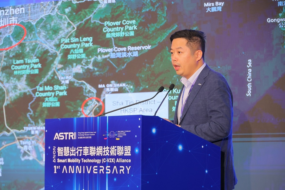 Mr Dongzhe Su, Director of Smart Mobility, ASTRI briefs the audiences on the development of CAV in Hong Kong the internationalisation of Chinese standards