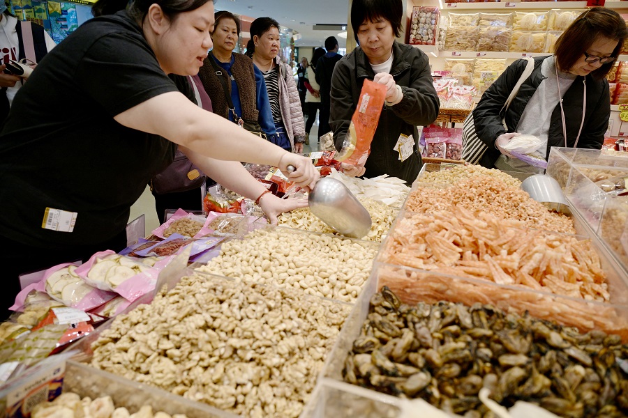 Dried seafood and lap-mei shops have lowered prices but still fear that their sales may fall by 20 percent compared to last year. SING TAO