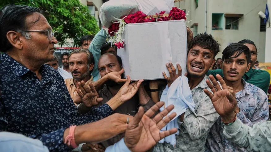 Brother, second right, family members and relatives carry coffin of Akash Patni, victim of the Air India plane crash, grieve during his funeral procession in Ahmedabad, India, Tuesday, June 17, 2025. (AP Photo/Ajit Solanki)