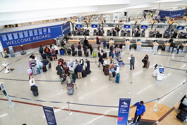 People check-in for their flights at the airport ahead of the Thanksgiving Holiday at Hartsfield-Jackson Atlanta International Airport, in Atlanta, Georgia, U.S., November 27, 2024. REUTERS/Megan Varner/File Photo