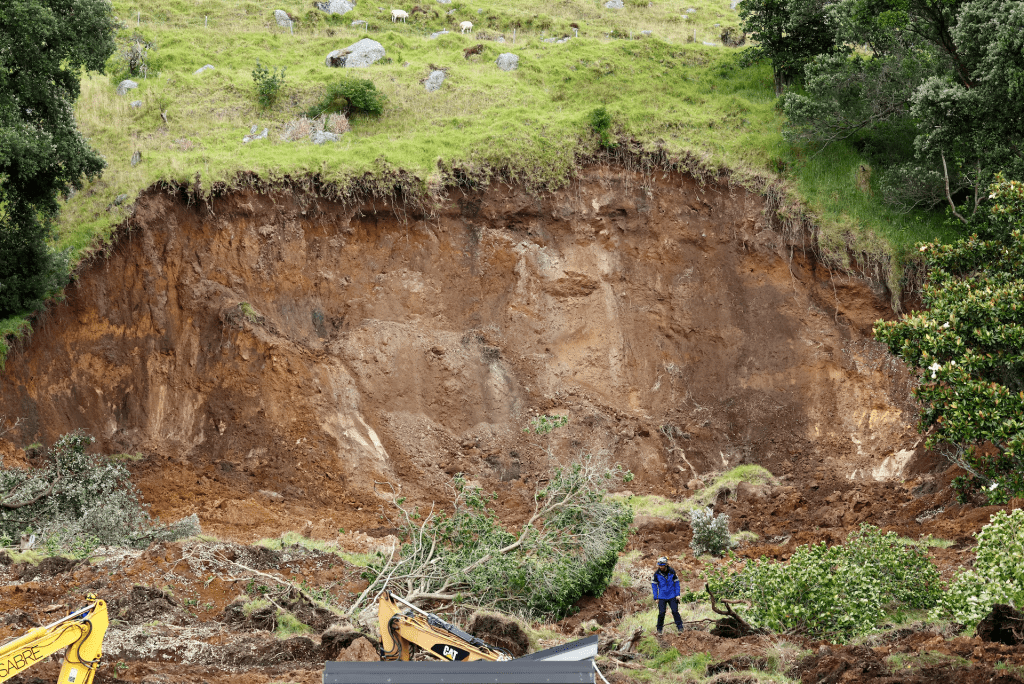  The portion of cliff that gave way at the scene of a landslide triggered by heavy rains on January 23, in Mount Maunganui, New Zealand, January 24, 2026. REUTERS/David Rowland/Pool 