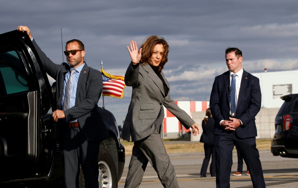 US Vice President and Democratic presidential candidate Kamala Harris arrives to board Air Force Two as she departs LaGuardia Airport in Queens, New York, September 22, 2024. (Photo by KENA BETANCUR / AFP)