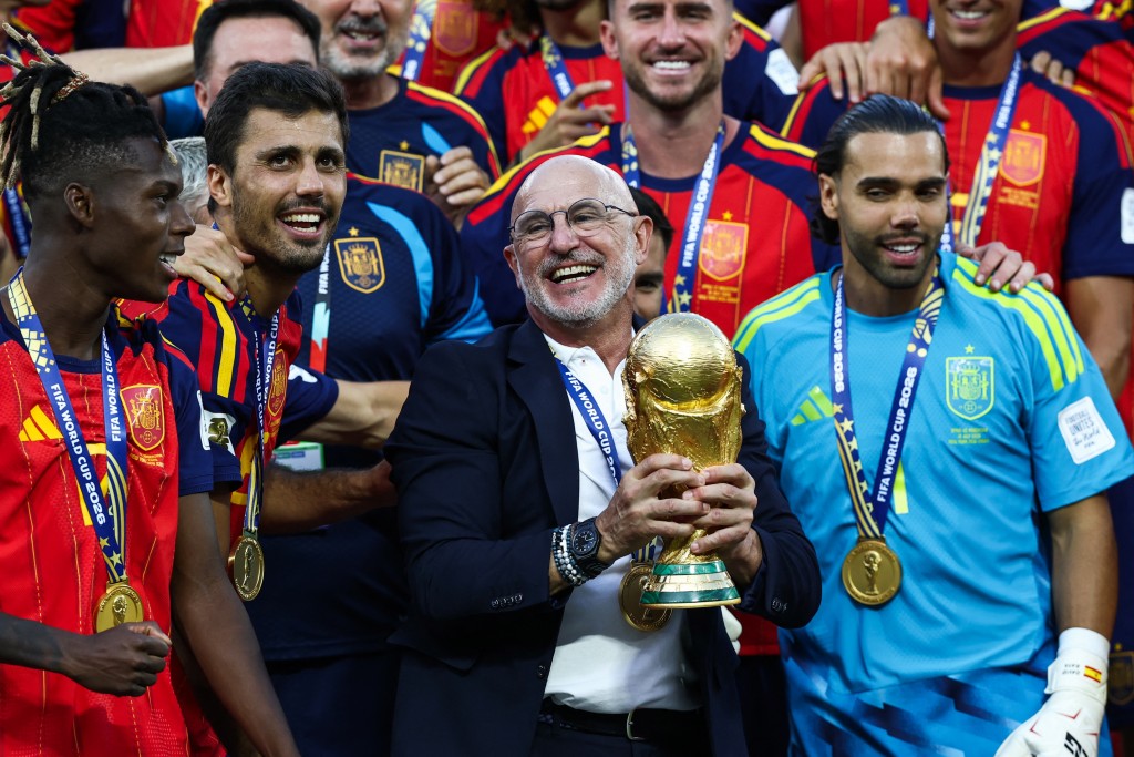 TOPSHOT - Spain's head coach Luis de la Fuente holds the trophy after winning the 2026 World Cup football tournament final match between Spain and Argentina at the New York/New Jersey Stadium in East Rutherford on July 19, 2026. (Photo by FRANCK FIFE / AFP)