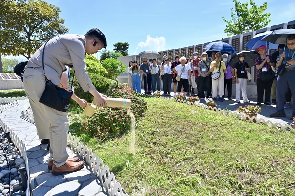 Elderly citizens explore green burial facilities at the Tsang Tsui Columbarium & Garden of Remembrance in Tuen Mun. (GIS)