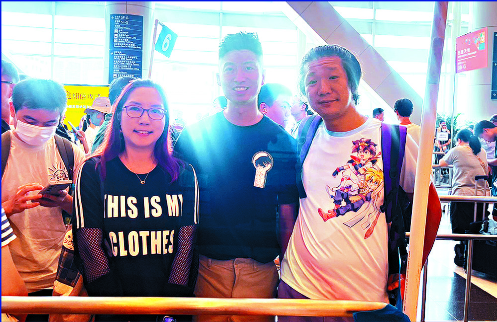 The first three people in the queue wait to enter the Hong Kong Book Fair, which kicked off at 10am yesterday. The earliest book lover arrived at 5am. The first three people in the queue wait to enter the Hong Kong Book Fair, which kicked off at 10am yesterday. The earliest book lover arrived at 5am.