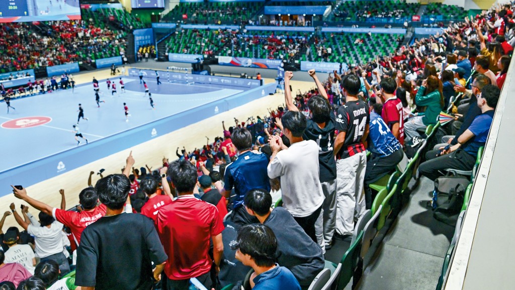 Support for home teams has grown stronger at competitions hosted in Hong Kong, adding energy to the city’s sports atmosphere.