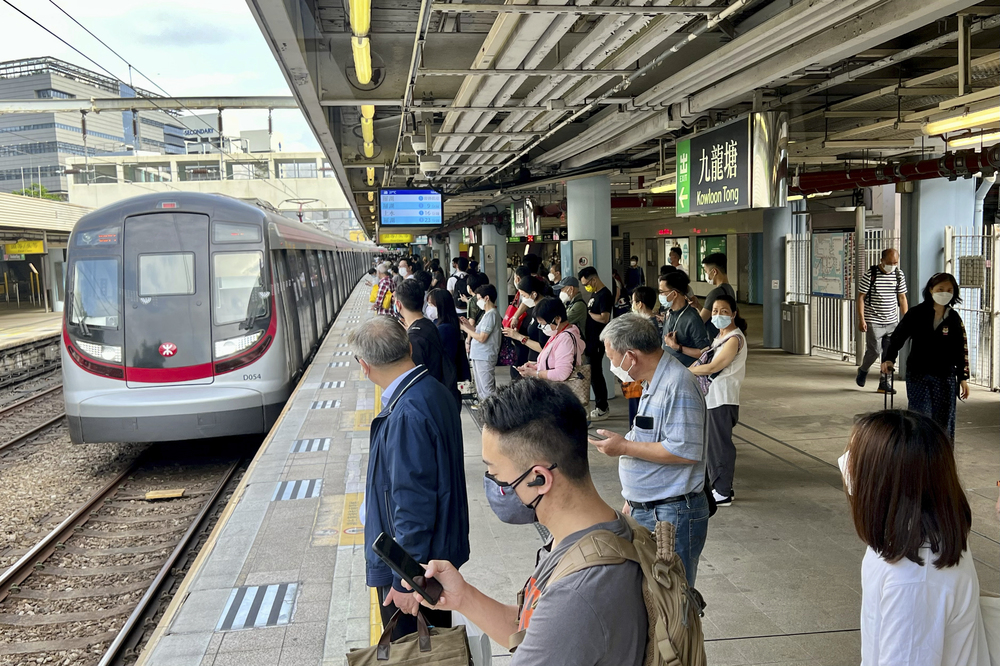 The potential retirement of the Intercity Through Train, left, would mean at least one additional train trip on the East Rail Line during rush hour. SING TAO The potential retirement of the Intercity Through Train, left, would mean at least one additional train trip on the East Rail Line during rush hour. SING TAO