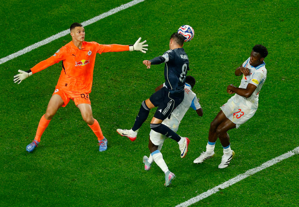  Soccer Football - FIFA Club World Cup - Group H - RB Salzburg v Real Madrid - Lincoln Financial Field, Philadelphia, Pennsylvania, U.S. - June 26, 2025 RB Salzburg's Christian Zawieschitzky in action with Real Madrid's Federico Valverde REUTERS/Susana Vera 