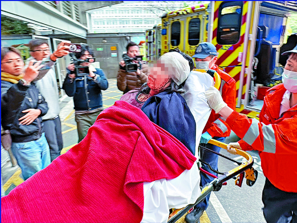 The bloodied 16-year-old daughter. SING TAO The bloodied 16-year-old daughter. SING TAO