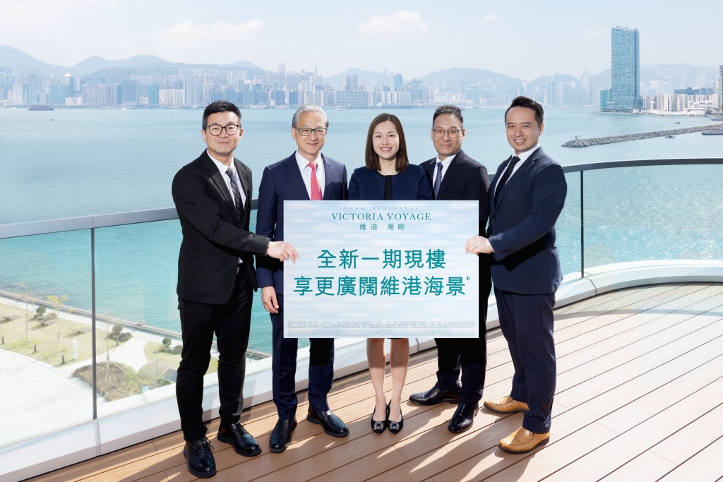 Tony Yau Wai-kwong, China Overseas Property managing director(second left)